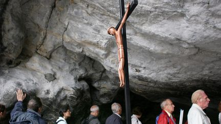 &nbsp; (Dans la grotte des apparitions, à Lourdes, en 2008 © MAXPPP)