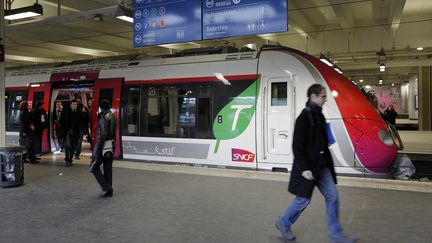 Des passagers descendent d'un train&nbsp;Transilien, le 9 f&eacute;vrier 2010 &agrave; la gare du Nord, &agrave; Paris. (PATRICK KOVARIK / AFP)