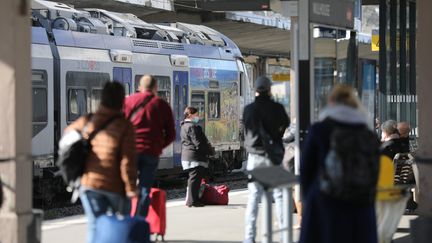 Un TER en gare de Mulhouse avec ses voyageurs sur le quai, à Mulhouse le 24 mars 2022. (VINCENT VOEGTLIN / MAXPPP)