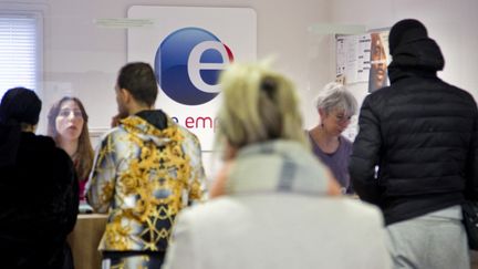 Des personnes dans une agence Pôle emploi à Gap (Hautes-Alpes), le 9 février 2023. (THIBAUT DURAND / HANS LUCAS / AFP)