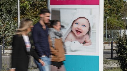 Le taux nécessaire pour assurer le renouvellement des générations s'élève à 2,1 enfants par femme. (photo d'illustration) (STEPHANE LARTIGUE / MAXPPP)