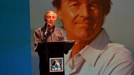 Allain Bougrain-Dubourg, le président de la Ligue de protection des oiseaux, lors d'une conférence à Chatelaillon-Plage (Charente-Maritime), le 1er juillet 2017. (XAVIER LEOTY / AFP)