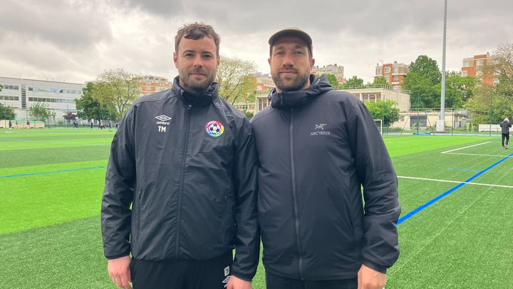 Tom Masson et Jonas Foureaux, les deux entraîneurs du FC Paris Arc en ciel, le 15 mai 2023. (MAYLICE LAVOREL / FRANCEINFO SPORTS)