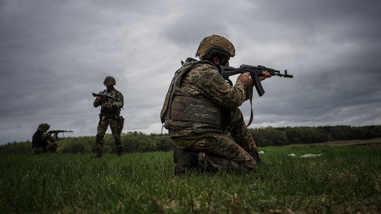 Un soldat ukrainien s'entraîne dans la région de Kharkiv, en Ukraine, le 1er mai 2023. (DIMITAR DILKOFF / AFP)