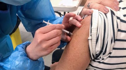 Une personne se fait vacciner contre le Covid-19 à Perpignan, le 10 novembre 2021. (ALIA DOUKALI / RADIO FRANCE)