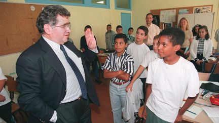 Claude Allègre, ministre de l'Éducation nationale dans le collège Jean Renoir, le 4 septembre 1997. (CHRISTOPHE SIMON / AFP)