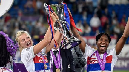 Les joueuses de lOlympique Lyonnais brandissent la coupe de la victoire en finale de la Ligue des Champions. Victoire 7 à 6 après l'épreuve des tirs au but, le 1er juin 2017 à Cardiff (Royaume-Uni). (GIUSEPPE MAFFIA / NURPHOTO)