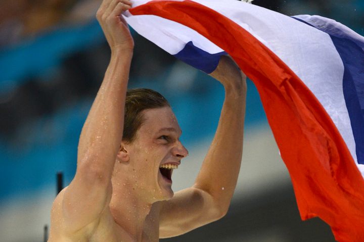 Yannick Agnel célèbre sa médaille d'or au 200m nage libre lors des Jeux olympiques de Londres (Royaume-Uni), le 30 juillet 2012. (CHRISTOPHE SIMON / AFP)