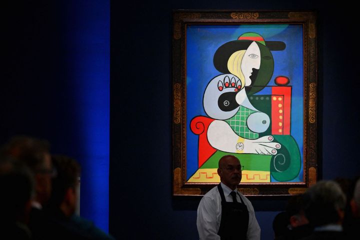 Le tableau "Femme à la montre" (1932) de Pablo Picasso exposé chez Sotheby's à New York lors de la vente aux enchères le 8 novembre 2023. (ANGELA WEISS / AFP)