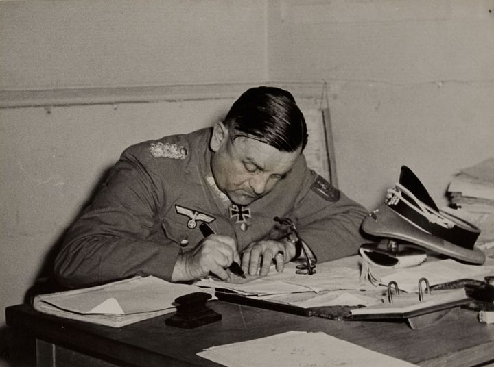 La libération de Paris - Le général Von Choltitz, gare Montparnasse, 4e arrondissement, le 25 août 1944
 (Photographie originale © Droits réservés - Reproduction : © Musée Carnavalet / Parisienne de photographie)