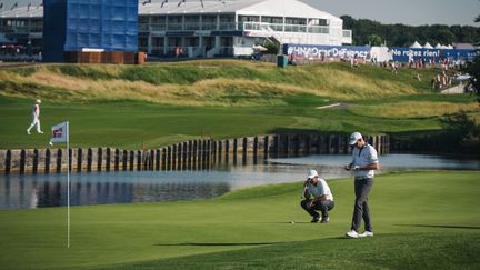 Deux golfeurs durant le HNA Open de France, sur le Golf national à Guyancourt, le 1er juillet 2018. (LUCAS BARIOULET / AFP)