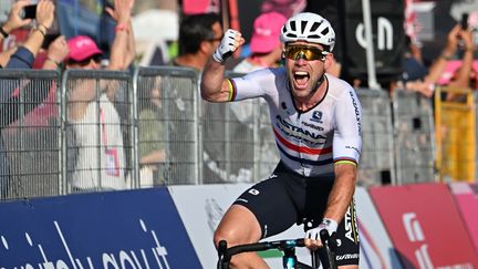 Mark Cavendish à l'arrivée de la dernière étape du Tour d'Italie, le 28 mai 2023. (ALBERTO PIZZOLI / AFP)