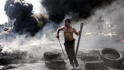 Un manifestant sur la place Ma&iuml;dan, &agrave; Kiev, jeudi 7 ao&ucirc;t 2014.&nbsp; (KONSTANTIN CHERNICHKIN / REUTERS)