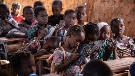 Une salle de classe sous une paillote récemment mise en place pour faire face à l'arrivée croissante d'enfants déplacés, dans la banlieue de Kaya, au centre-nord du Burkina Faso, en novembre 2020.&nbsp; (OLYMPIA DE MAISMONT / AFP)