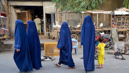 Afghanische Frauen auf der Straße in Kandahar, Afghanistan, 3. September 2024. (SANAULLAH SEIAM/AFP)