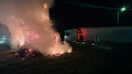 Un "feu de la colère" à Essertaux, dans la Somme, le 28 novembre 2024. (FRANCOIS SAUVESTRE / RADIO FRANCE)