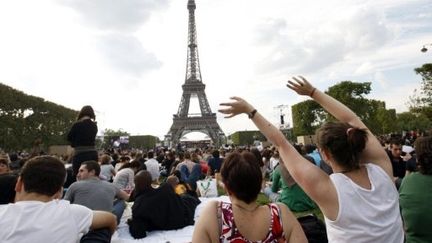 La foule se rassemble sur le Champ-de-Mars pour le concert de SOS Racisme (14 juillet 2011) (AFP / Thomas Samson)