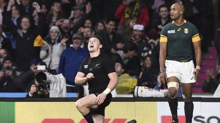 Rentré en jeu à la place de Nehe Milner-Skudder, l'ailier des All Blacks Beauden Barrett a inscrit le deuxième essai salvateur de la Nouvelle-Zélande contre une Afrique du Sud valeureuse mais beaucoup trop dominée... (FRANCK FIFE / AFP)