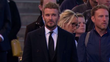 Capture d'écran montrant David Beckham s'apprêtant à se recueillir devant le cercueil d'Elizabeth II, le 16 septembre 2022, à Westminster, à Londres (Royaume-Uni). (DAILY MAIL)