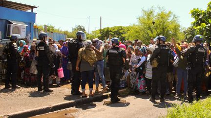 Des gendarmes font face à des manifestants, le 12 mars 2018 à Petite-Terre (Mayotte). (ORNELLA LAMBERTI / AFP)