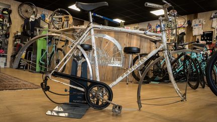 Un vieux vélo dans un garage de réparations à Mélisey (Haute-Saône), le 12 mai 2020. (JEAN-FRANCOIS FERNANDEZ / RADIO FRANCE)