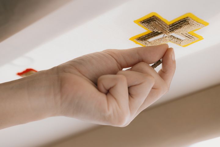 Sur la chape de l'archevêque, les artisans de la maison Lesage ont brodé une croix au crochet de Lunéville, un savoir-faire ancien requérant une grande maîtrise, car il nécessite de travailler sur l'envers. (ALIX MARNAT)