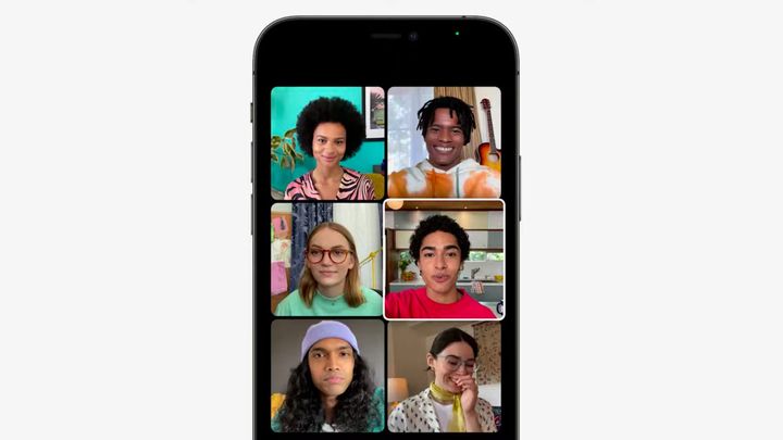 Ce à quoi ressemble une conversation FaceTime. La personne en train de parler est mise en avant à travers un carré blanc. (APPLE)