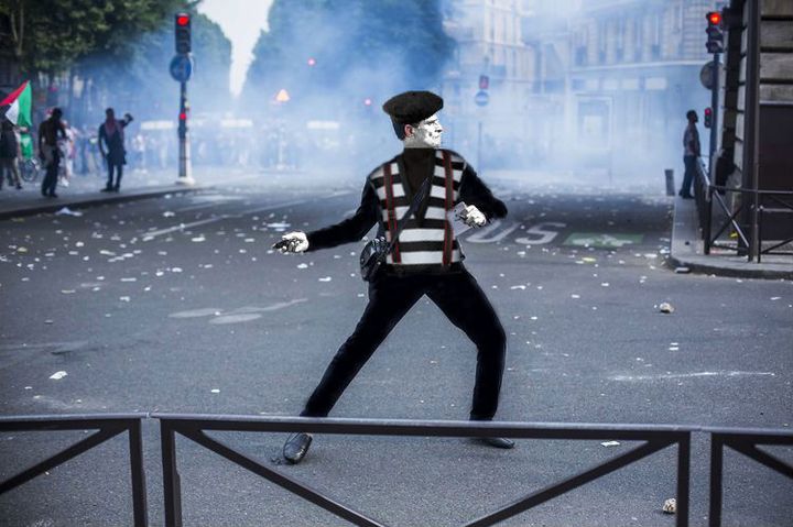 D&eacute;tournement fa&ccedil;on "mime" d'une photo du photoreporter Laurent Troud&eacute;, pour "Lib&eacute;ration". (REDDIT / FRANCETV INFO)