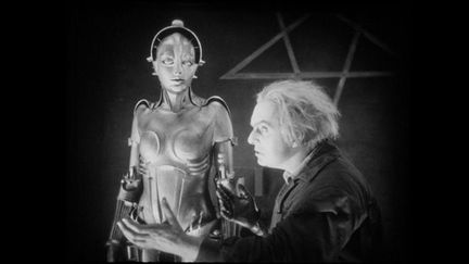 Brigitte Helm et Rudolf Klein-Rogge : Rotwang et son robot prêt à être transformé en fausse Maria
 (MK2 Diffusion)