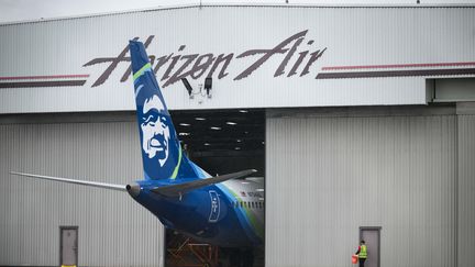 Un Boeing 737 MAX 9 d'Alaska Airlines est vu cloué au sol dans un hangar de l'aéroport international de Portland (Etats-Unis), le 9 janvier 2024. (MATHIEU LEWIS-ROLLAND / GETTY IMAGES NORTH AMERICA / AFP)