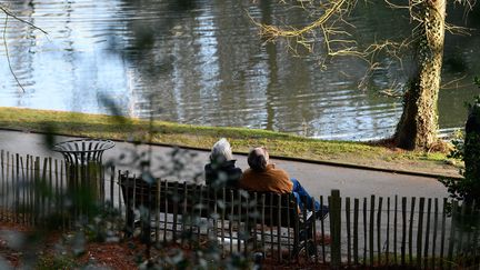 Des personnes se promènent dans le parc de la Gaudinière à Nantes en profitant de la douceur de la météo, le 1er janvier 2022. (FRANCK DUBRAY / MAXPPP)