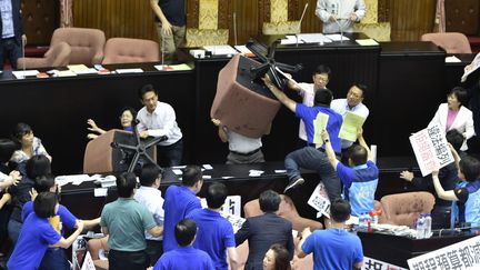 Une bagarre éclate au Parlement taïwanais, vendredi 14 juillet. (SAM YEH / AFP)