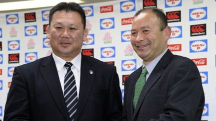 Le nouveau coach du Japon Eddie Jones (d) et son assistant Masahiro Kunda