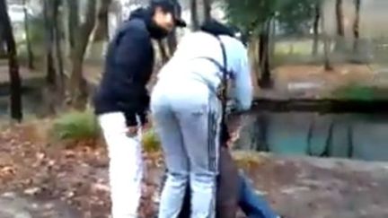 Capture d'&eacute;cran de la vid&eacute;o mise en ligne par les agresseurs d'un jeune d&eacute;ficient mental, pr&egrave;s de Grenoble (Is&egrave;re), le 2 f&eacute;vrier 2014. ( FRANCE 3 ALPES)