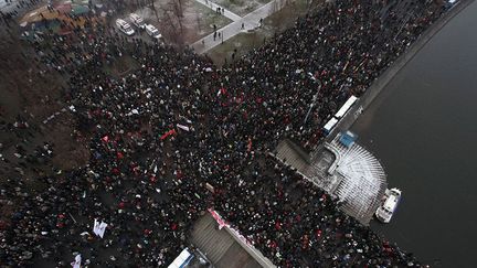 Le 10 décembre 2011, des dizaines de milliers de Russes se retrouvent place Bolotnaïa au centre de Moscou. Ils dénoncent les résultats des élections législatives qui donnent gagnant Russie unie, le parti de Vladimir Poutine. Ces premières manifestations «Pour des élections honnêtes» aboutissent à un vaste mouvement de contestation. Le 6 mai 2012, la veille de l'investiture de Vladimir Poutine pour un troisième mandat présidentiel, des milliers de personnes se retrouvent place Bolotnaïa pour dire non à son retour. Beaucoup sont arrêtées et condamnées. Les changements législatifs et politiques opérés depuis le début du troisième mandat de Vladimir Poutine menacent le droit à manifester, selon de nombreux observateurs.  (REUTERS / Ridus )