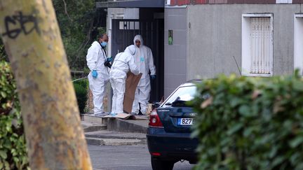 Devant l'immeuble o&ugrave; a &eacute;t&eacute; abattue une m&egrave;re de famille, jeudi 5 avril, &agrave; Grigny (Essonne). (PIERRE VERDY / AFP)