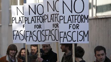 Une centaine de manifestants tr&egrave;s remont&eacute;s ont accueilli Marine Le Pen, la pr&eacute;sidente du Front national, &agrave; l'universit&eacute; britannique de Cambridge le 19 f&eacute;vrier 2013. (JUSTIN TALLIS / AFP)