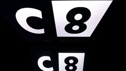 Le logo de la chaîne de télévision C8. (LIONEL BONAVENTURE / AFP)