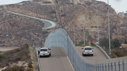 La frontière entre le mexique et les Etats-Unis, longue de 3.200 km, est soumise à une surveillance des forces de police officielle, les Border Patrol, mais aussi de milices privées pour tenter de stopper les migrations. (Sandy Huffaker / AFP)