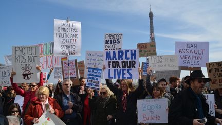 Des manifestations ont eu lieu samedi partout aux USA et dans le monde (ici au Trocadéro, à Paris) contre la vente d'armes aux Etats-Unis. (JEAN-CHRISTOPHE BOURDILLAT / RADIO FRANCE)