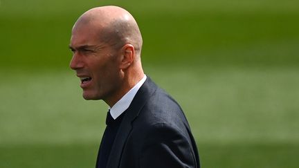 Zinédine Zidane lors d'un match de championnat de Liga face à Eibar, le 3 avril 2021 à Madrid. (GABRIEL BOUYS / AFP)