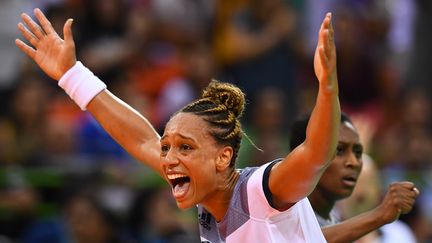 La handballeuse Béatrice Edwige lors du match France-Russie aux JO de Rio, perdu 19 à 22, le 20 août 2016. (FRANCK FIFE / AFP)