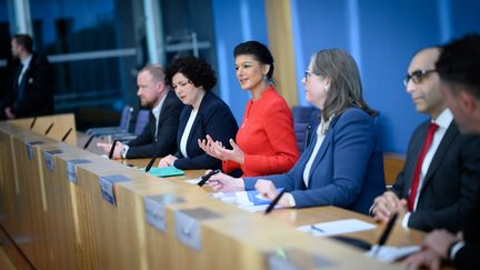 Sahra Wagenknecht (in red) during the presentation of her Alliance party, in Berlin (Germany) on January 8, 2024 (BERND VON JUTRCZENKA / DPA)