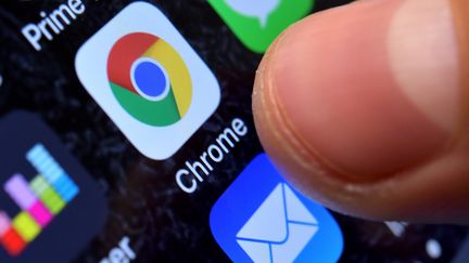 L'application Chrome sur un smartphone. (SASCHA STEINBACH / EPA)