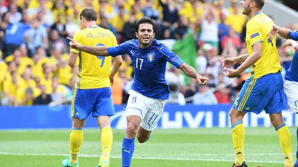 L'avant-centre italien Martins Eder célèbre son but, le 17 juin 2016 contre la Suède. (VINCENZO PINTO / AFP)