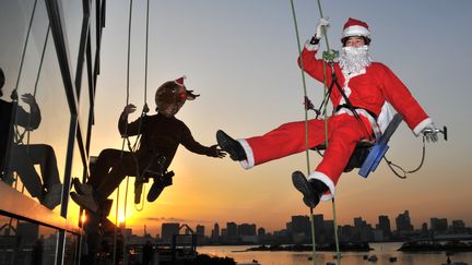 No&euml;l acrobatique pour ces ouvriers &agrave; Tokyo (Japon), le 23 d&eacute;cembre 2012. (KAZUHIRO NOGI / AFP)