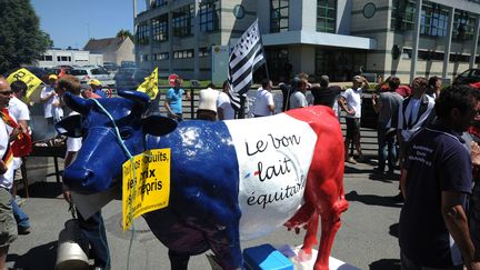 Une manifestation de producteurs laitiers dans le Manie-et-Loire, en 2011. (YOLANDE MIGNOT / MAXPPP)