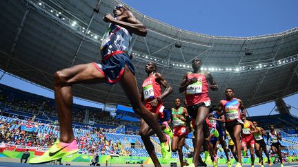 Le Britannique Mo Farah en tête du 5 000 m, le 17 août 2016, aux Jeux olympiques de Rio (Brésil). (FRANCK FIFE / AFP)