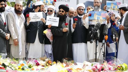 Des imams et des responsables religieux musulmans réunis sur le London Bridge, à Londres, le 7 juin 2017. (TOLGA AKMEN / LNP / SHUTTER / SIPA)