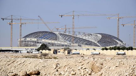 La construction d'un stade au Qatar, dans la périphérie de Doha, en mai 2018, pour la Coupe du monde de football en 2022. (MAXPPP)